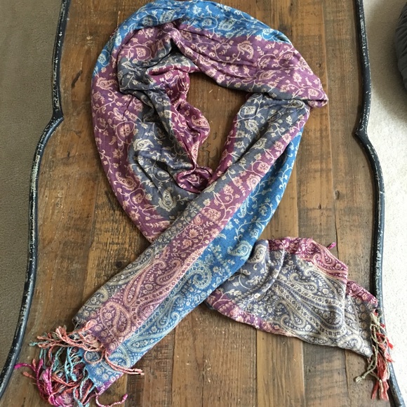Beautiful scarf - Picture 1 of 2